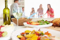 Grupo de amigos que tienen partido de cena en casa fotografía de archivo libre de regalías Grupo de amigos que tienen partido de cena en casa fotografía de archivo libre de regalías