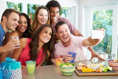 Grupo de amigos que toman Selfie mientras que celebra cumpleaños imagenes de archivo Grupo de amigos que toman Selfie mientras que celebra cumpleaños imagenes de archivo