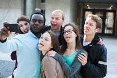 Grupo de amigos que toman un Selfie torpe fotografía de archivo Grupo de amigos que toman un Selfie torpe fotografía de archivo