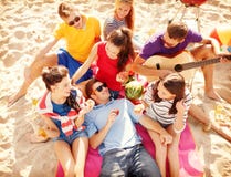 Grupo de amigos que têm o divertimento na praia fotos de stock Grupo de amigos que têm o divertimento na praia fotos de stock