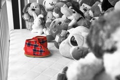 Grupo de close up macio colorido dos brinquedos do bicho de pel?cia com suspens?o da sapata de beb? pequena vermelha foto de stock Grupo de close up macio colorido dos brinquedos do bicho de pel?cia com suspens?o da sapata de beb? pequena vermelha foto de stock
