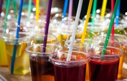 Grupo de cocktail coloridos em uns copos plásticos imagem de stock Grupo de cocktail coloridos em uns copos plásticos imagem de stock
