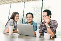 Grupo de colegas o de estudiantes universitarios asiáticos jovenes del negocio que usan el ordenador portátil en la discusión cas imágenes de archivo libres de regalías Grupo de colegas o de estudiantes universitarios asiáticos jovenes del negocio que usan el ordenador portátil en la discusión cas imágenes de archivo libres de regalías