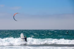 Grupo de corredores no esporte kitesurfing da competição em Cascais, Portugal, Europa fotos de stock Grupo de corredores no esporte kitesurfing da competição em Cascais, Portugal, Europa fotos de stock