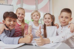 Grupo de crianças bonitos que tiram junto na classe de arte fotografia de stock Grupo de crianças bonitos que tiram junto na classe de arte fotografia de stock