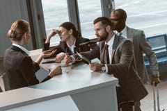 grupo de empresarios enojados que tienen discusión foto de archivo libre de regalías grupo de empresarios enojados que tienen discusión foto de archivo libre de regalías