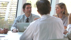 Grupo de empresários com o portátil que tem a reunião filme Grupo de empresários com o portátil que tem a reunião filme