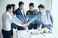 Grupo de empresários que fazem a unidade do aperto de mão no escritório fotografia de stock royalty free Grupo de empresários que fazem a unidade do aperto de mão no escritório fotografia de stock royalty free