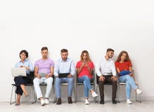 Grupo de entrevista de trabalho de espera dos jovens imagens de stock Grupo de entrevista de trabalho de espera dos jovens imagens de stock