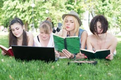 Grupo de estudiante joven que usa el ordenador portátil junto foto de archivo libre de regalías Grupo de estudiante joven que usa el ordenador portátil junto foto de archivo libre de regalías