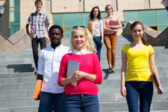 Grupo de estudiantes diversos afuera Fotografía de archivo libre de regalías Grupo de estudiantes diversos afuera Fotografía de archivo libre de regalías