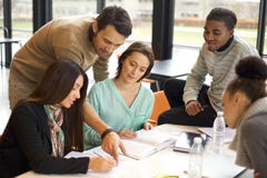 Grupo de estudiantes jovenes que estudian junto imágenes de archivo libres de regalías Grupo de estudiantes jovenes que estudian junto imágenes de archivo libres de regalías