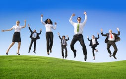 Grupo de executivos que saltam no monte imagens de stock royalty free Grupo de executivos que saltam no monte imagens de stock royalty free