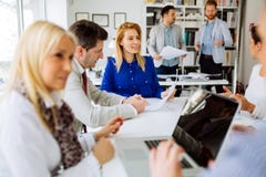 Grupo de executivos que trabalham como a equipe no escritório imagem de stock royalty free Grupo de executivos que trabalham como a equipe no escritório imagem de stock royalty free