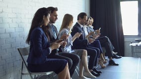 Grupo de executivos que usam telefones espertos da pilha que datilografa mensagens nos empresários modernos dos dispositivos que Grupo de executivos que usam telefones espertos da pilha que datilografa mensagens nos empresários modernos dos dispositivos que