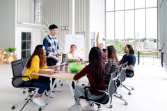 Grupo de fala, de sorriso novo e de riso criativos asiáticos da equipe conceituando, compartilhando ou treinando na reunião ou na imagem de stock royalty free Grupo de fala, de sorriso novo e de riso criativos asiáticos da equipe conceituando, compartilhando ou treinando na reunião ou na imagem de stock royalty free