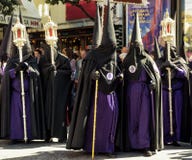 Grupo de fraternidade na rua em Sevilha, Espanha imagem de stock Grupo de fraternidade na rua em Sevilha, Espanha imagem de stock