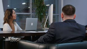 Grupo de hombres de negocios acertados que hablan junto mientras que trabaja alrededor de una tabla en una sala de reunión de la almacen de video Grupo de hombres de negocios acertados que hablan junto mientras que trabaja alrededor de una tabla en una sala de reunión de la almacen de video