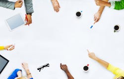 Grupo de hombres de negocios que planean para un nuevo proyecto imágenes de archivo libres de regalías Grupo de hombres de negocios que planean para un nuevo proyecto imágenes de archivo libres de regalías