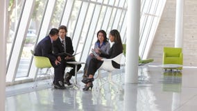Grupo de hombres de negocios que tienen reunión informal almacen de video Grupo de hombres de negocios que tienen reunión informal almacen de video