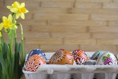 Grupo de huevos de Pascua con las diversas pinturas cerosas, los pequeños agujeros y las imágenes en el cartón de huevos de papel imagenes de archivo Grupo de huevos de Pascua con las diversas pinturas cerosas, los pequeños agujeros y las imágenes en el cartón de huevos de papel imagenes de archivo