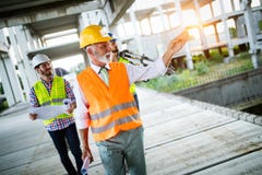 Grupo de ingeniero de construcci?n que trabaja en emplazamiento de la obra imagen de archivo Grupo de ingeniero de construcci?n que trabaja en emplazamiento de la obra imagen de archivo