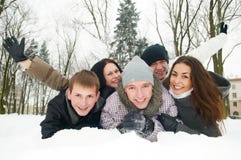 Grupo de jovens felizes no inverno imagens de stock Grupo de jovens felizes no inverno imagens de stock