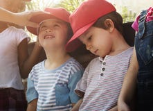 Grupo de la diversidad de casquillo rojo de los niños que se divierte imágenes de archivo libres de regalías Grupo de la diversidad de casquillo rojo de los niños que se divierte imágenes de archivo libres de regalías