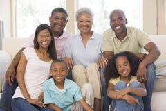 Grupo de la familia de tres generaciones en el país imagen de archivo libre de regalías Grupo de la familia de tres generaciones en el país imagen de archivo libre de regalías