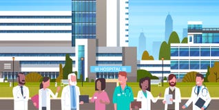 Grupo de médicos que estão em Front Of Hospital Building Exterior ilustração royalty free Grupo de médicos que estão em Front Of Hospital Building Exterior ilustração royalty free