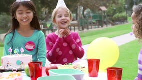 Grupo de niños que tienen fiesta de cumpleaños al aire libre metrajes Grupo de niños que tienen fiesta de cumpleaños al aire libre metrajes
