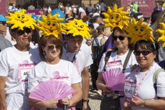 Grupo de personas con el sol en su cabeza y fan rosado imagenes de archivo Grupo de personas con el sol en su cabeza y fan rosado imagenes de archivo