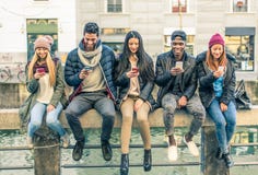 Grupo de personas multirracial con los teléfonos móviles Grupo de personas multirracial con los teléfonos móviles