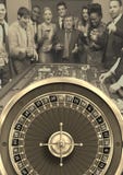 Grupo de personas que juega al juego de la ruleta del casino foto de archivo Grupo de personas que juega al juego de la ruleta del casino foto de archivo