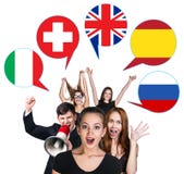 Grupo de personas y burbujas con las banderas de países Fotos de archivo