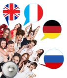 Grupo de personas y burbujas con las banderas de países Imagen de archivo libre de regalías