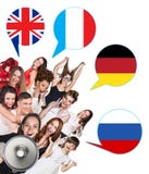 Grupo de personas y burbujas con las banderas de países Fotografía de archivo
