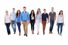 Grupo de pessoas diverso que anda para a câmera foto de stock Grupo de pessoas diverso que anda para a câmera foto de stock