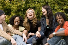 Grupo de pessoas diverso que fala e que ri foto de stock Grupo de pessoas diverso que fala e que ri foto de stock