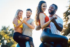 Grupo de pessoas que dan?a Kizomba no por do sol imagens de stock Grupo de pessoas que dan?a Kizomba no por do sol imagens de stock