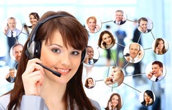 Grupo de pessoas que fala no telefone Grupo de pessoas que fala no telefone