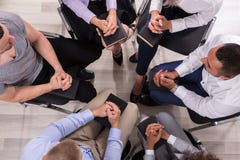 Grupo de pessoas que reza junto fotografia de stock Grupo de pessoas que reza junto fotografia de stock