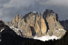 Grupo de Sassolungo Langkofel das dolomites italianas no inverno de Campitello di Fassa Ski Area em Canazei foto de stock royalty free Grupo de Sassolungo Langkofel das dolomites italianas no inverno de Campitello di Fassa Ski Area em Canazei foto de stock royalty free