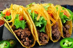 Grupo de tacos perto duramente descascados da carne picada acima fotos de stock Grupo de tacos perto duramente descascados da carne picada acima fotos de stock