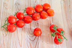 Grupo de tomates de cereja vermelhos, grupo, videira, fim acima, backg de madeira Imagem de Stock Grupo de tomates de cereja vermelhos, grupo, videira, fim acima, backg de madeira Imagem de Stock