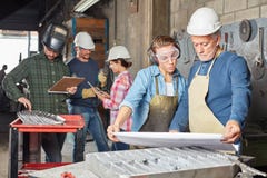 Grupo de trabalhadores da construção do metal da indústria foto de stock Grupo de trabalhadores da construção do metal da indústria foto de stock