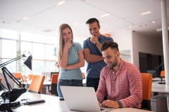 Grupo de trabalhadores do empregado dos jovens com computador foto de stock Grupo de trabalhadores do empregado dos jovens com computador foto de stock