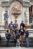 Grupo de turistas de los amigos debajo de un monumento en Italia imagen de archivo libre de regalías Grupo de turistas de los amigos debajo de un monumento en Italia imagen de archivo libre de regalías