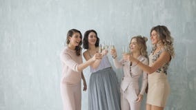Grupo feliz atractivo de cuatro mujeres hermosas de amigos en las bengalas atractivas de la iluminación del partido que tienen ce almacen de metraje de vídeo Grupo feliz atractivo de cuatro mujeres hermosas de amigos en las bengalas atractivas de la iluminación del partido que tienen ce almacen de metraje de vídeo