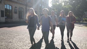 Grupo feliz de estudiantes que van a la universidad almacen de metraje de vídeo Grupo feliz de estudiantes que van a la universidad almacen de metraje de vídeo